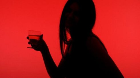 mulher-bebida-alcool-escuro